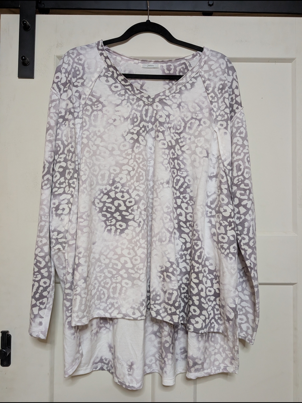JODIFL Light Gray Leopard-Print Long Sleeve Tee Medium PTP 33